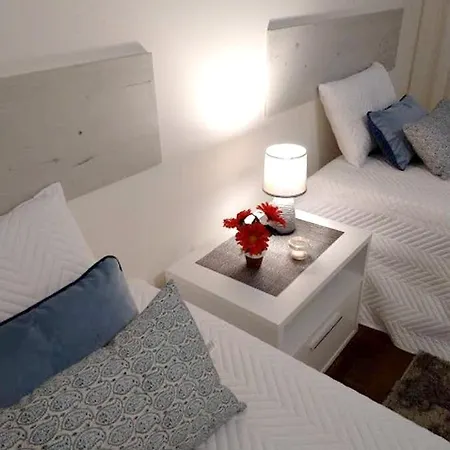 With 2 Bedrooms In With Wifi Apartmán